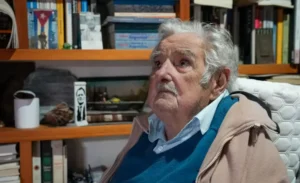 José Mujica decide não tratar mais câncer e afirma “estou morrendo”.